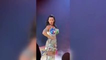 Şarkıcı Katy Perry sahnede korkuttu