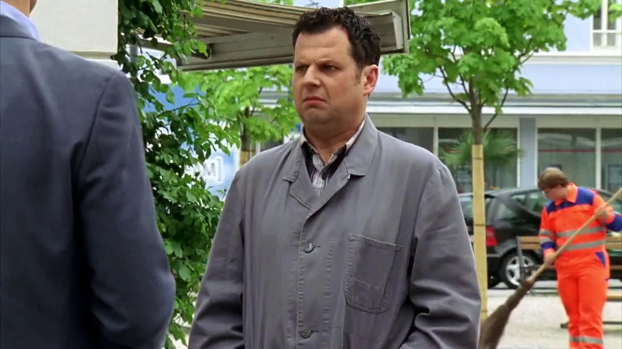 Die Rosenheim-Cops (248) Staffel 12 Folge 6 - Der Tote in der Glasvitrine