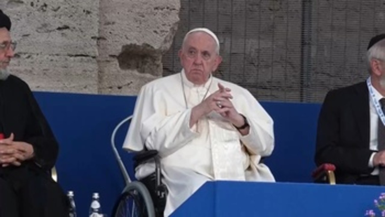 El papa pide a religiones trabajar por diálogo e invoca "el derecho a la paz"