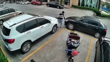 Ficou com o seu veículo preso entre 3 carros e encontrou uma solução para sair