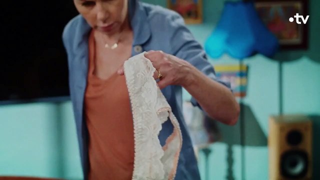 Plus Belle la Vie - Babeth surprend la maîtresse de Patrick dans son lit !