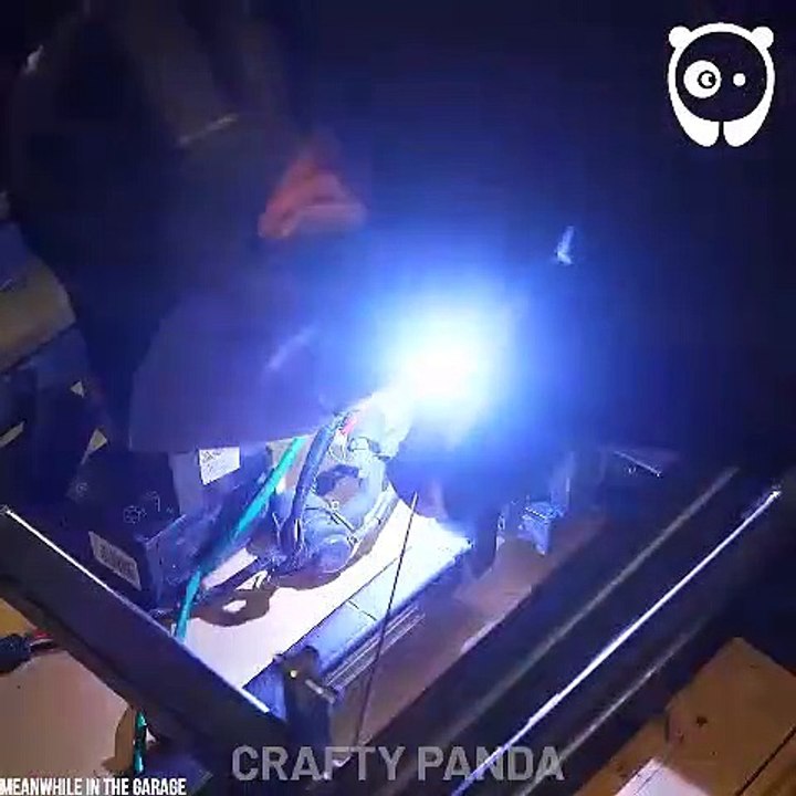 Transformou uma scooter numa mota futurista