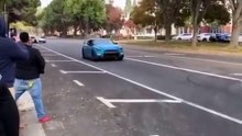 Condutor de BMW M3 (sem kit de unhas) tenta fazer drift… um erro