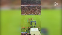 Jogadores do Flamengo entram no gramado do Maracanã com a taça da Copa do Brasil