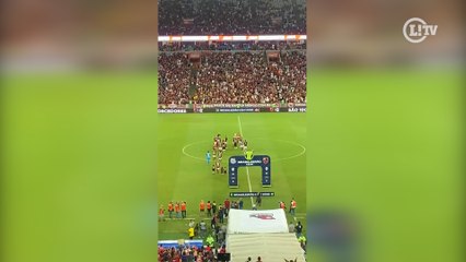 下载视频: Jogadores do Flamengo entram no gramado do Maracanã com a taça da Copa do Brasil