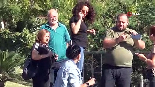 Güneş gözlüğü ile parçalı Güneş tutulmasını, görmek istediler