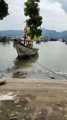 daytime view on the beach and seen fishing boats￼