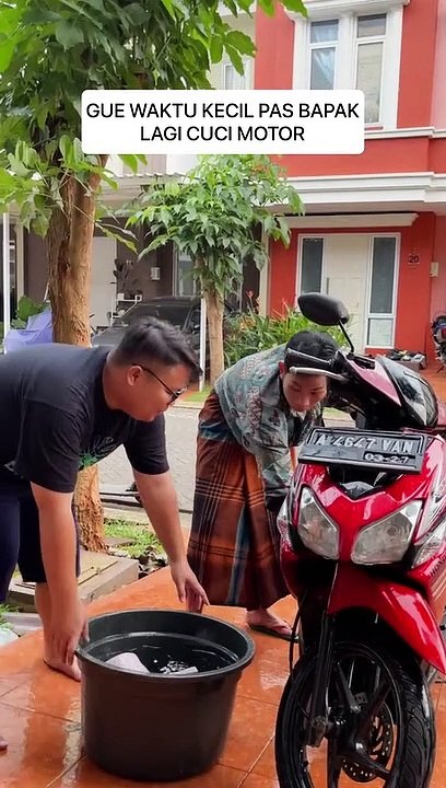 serunya bantuin bapak cuci motor