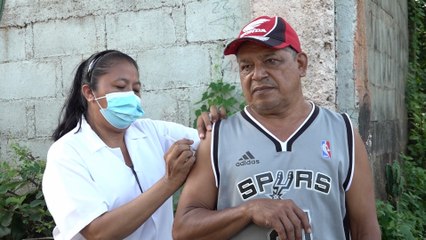 Familias del barrio Adoleo Reyes se vacunan contra la Covid-19