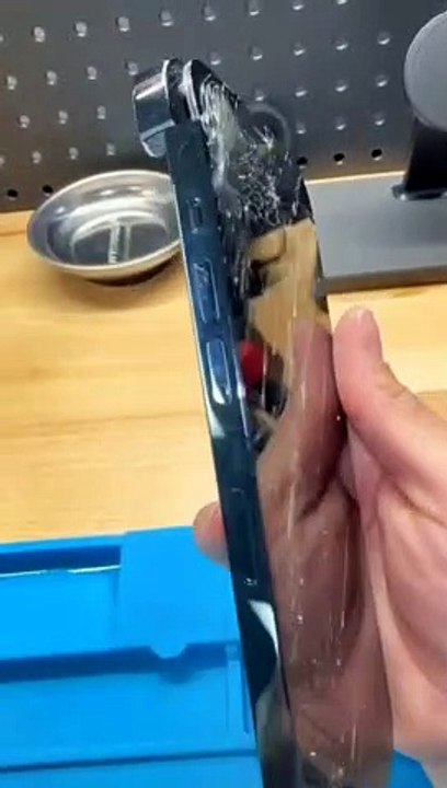 Broken iphone hands-on #iphone #tech #technology #towardsg