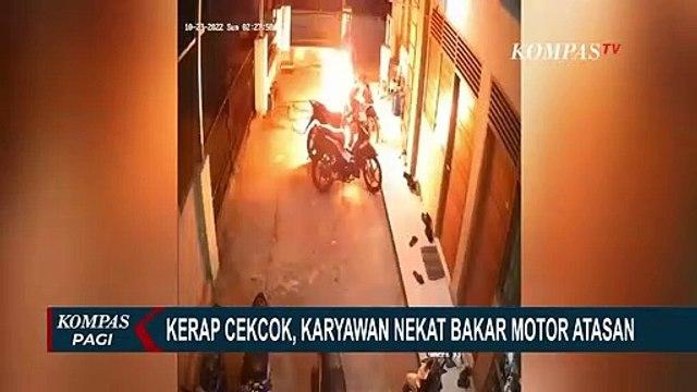 Detik-Detik Aksi Karyawan yang Nekat Bakar Motor Atasan Terekam CCTV