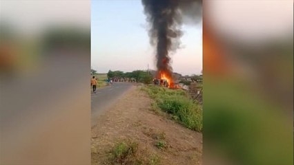 MP news : अनियंत्रित होकर पलटे टैंकर में लगी आग, कंकाल में तब्दील हो गई युवती