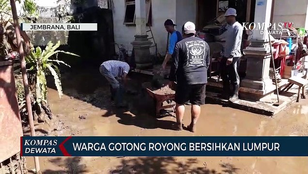 Warga Gotong Royong Bersihkan Lumpur Banjir Bandang