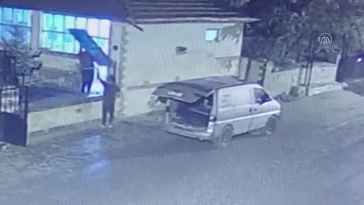 Cami tuvaletinin demir kapısının çalınması güvenlik kamerasınca kaydedildi