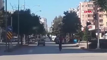 Skuterde 1'i bebek 3 kişinin tehlikeli yolculuğu kamerada