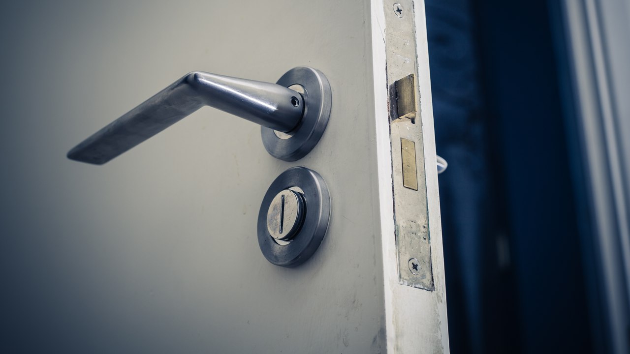 Gefährlich! Darum solltest du NIE bei geöffneter Tür schlafen!