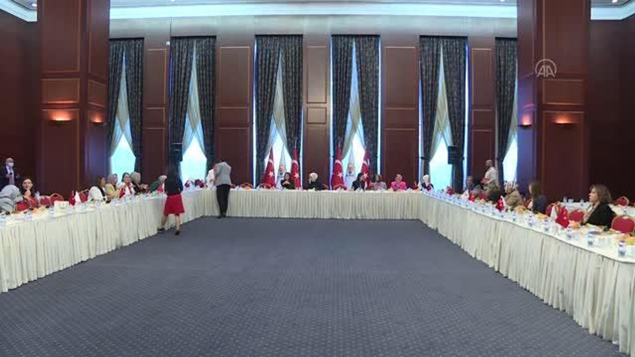 AK Partili Keşir, kadın milletvekilleri ve kadın kolları yönetimiyle bir araya geldi