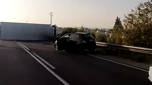 Tragico schianto: muore giovane donna, tre feriti. Tir ribaltato sul guard rail