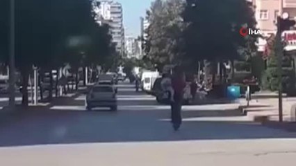 Anne ile bebeğinin scooterdaki tehlikeli yolculuğu kamerada