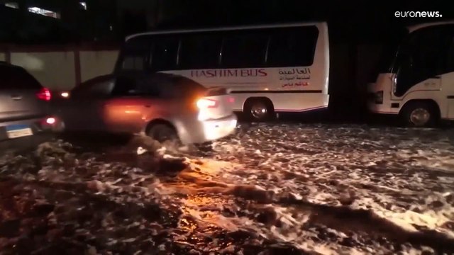 شاهد: أمطار غزيرة تغرق شوارع القاهرة