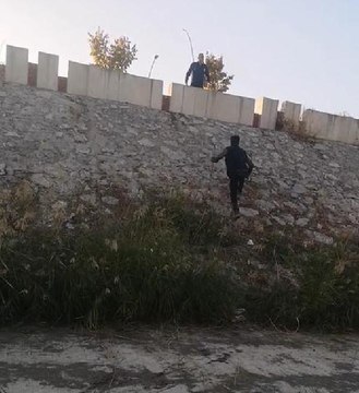 Yürüme engelli gibi davranan dilenci, zabıtayı görünce kaçtı