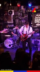 On a croisé le batteur des Arctic Monkeys à @rockenseine et il nous dévoile tout ce qu’on ne savait pas sur le groupe. 