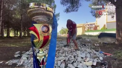 Veteran güreş dünya şampiyonu bu defa beton kırarak form tutuyor! İşte o anlar