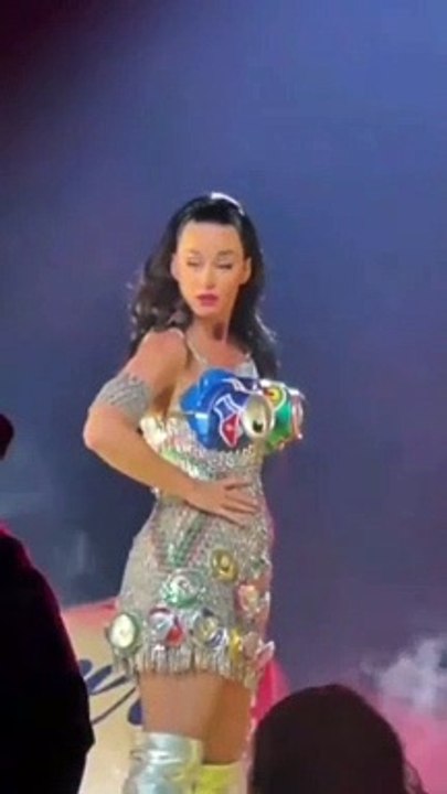 Regardez la séquence montrant la chanteuse Katy Perry où son oeil droit se ferme tout seul lors d’un concert et qui inquiète ses fans - VIDEO