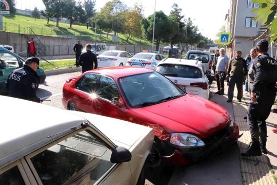 Direksiyon hakimiyetini kaybeden sürücü karşı şeride daldı: 2 yaralı