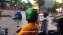 BERITA VIRAL!!! Kota Cirebon Dikepung Banjir Hebat Hari ini 26 Oktober 2022 Rekaman langsung Banjir Di Cirebon