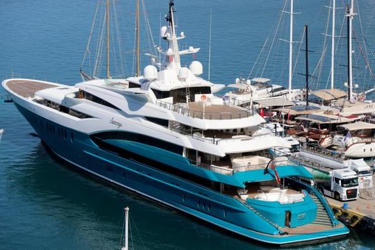 Muğla ekonomi haberleri... Mega yat Sunrays yakıt ikmali için Fethiye'ye geldi