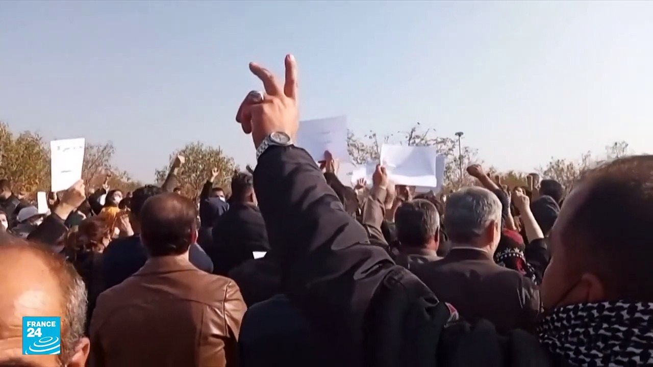 ايرانيون يتجمعون أمام قبر مهسا أميني في الذكرى...