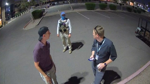 États-Unis : des « observateurs » armés intimident les électeurs d’un bureau de vote