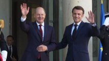 Scholz da Macron, grandi sorrisi prima dell'incontro all'Eliseo