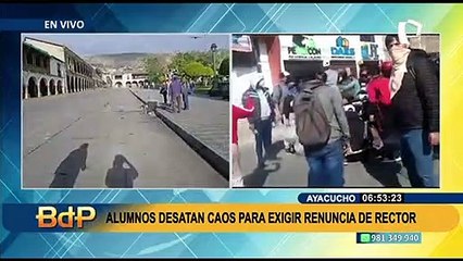 Ayacucho: policías resguardan puerta del rectorado tras ser incendiada por universitarios