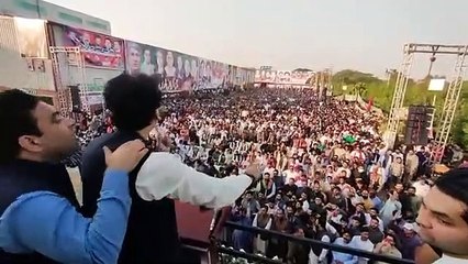 عمران خان ينظّم مسيرة احتجاجية