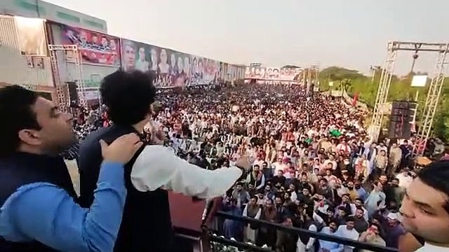 عمران خان ينظّم مسيرة احتجاجية