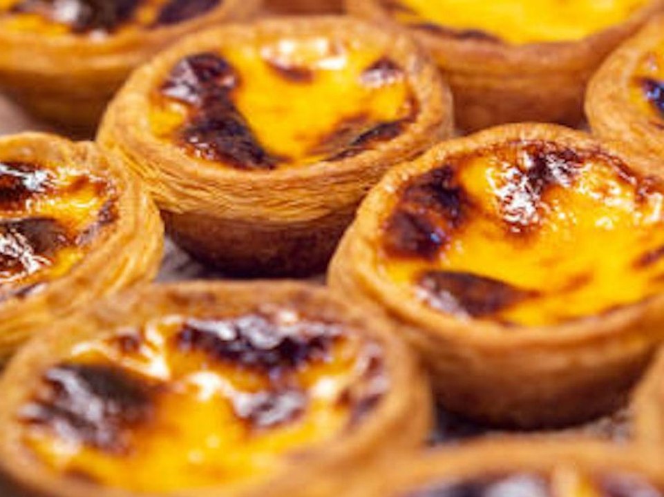 Versehentlich Plastiktörtchen verkauft: Konditorei entschuldigt sich