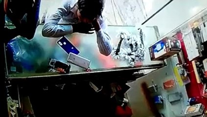 La batería de un celular explotó en la cara de un técnico cuando intentaba repararlo