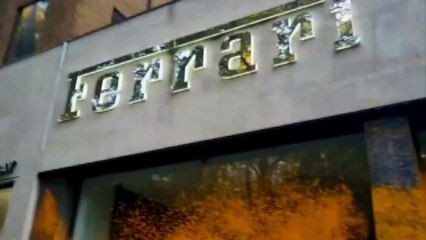 Ambientalisti spruzzano vernice sulle vetrine di Ferrari a Londra