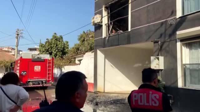 Kiracının çıkardığı öne sürülen yangında bir daire kullanılamaz hale geldi