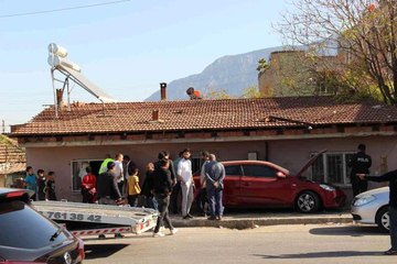 Virajı alamayan araç önce eve ardından direğe çarptı