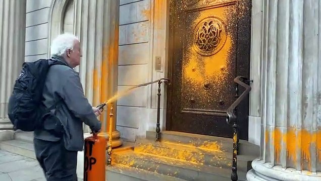 Activistas ecologistas pintan de naranja edificios emblemáticos de Londres