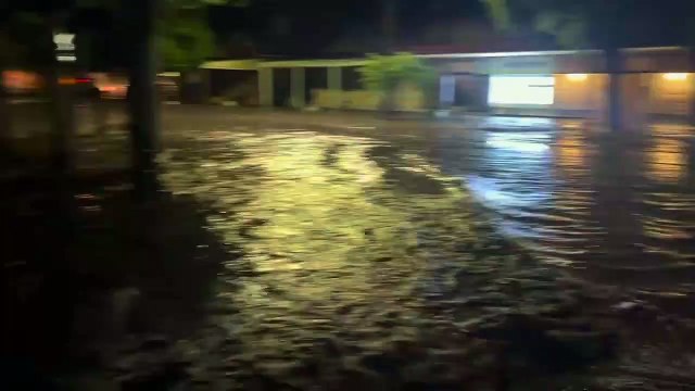 Flooding down Adelong's main street | 01.11.22 | The Daily Advertiser