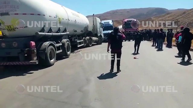 Choferes del transporte pesado bloquean paso en Desaguadero, frontera con Perú