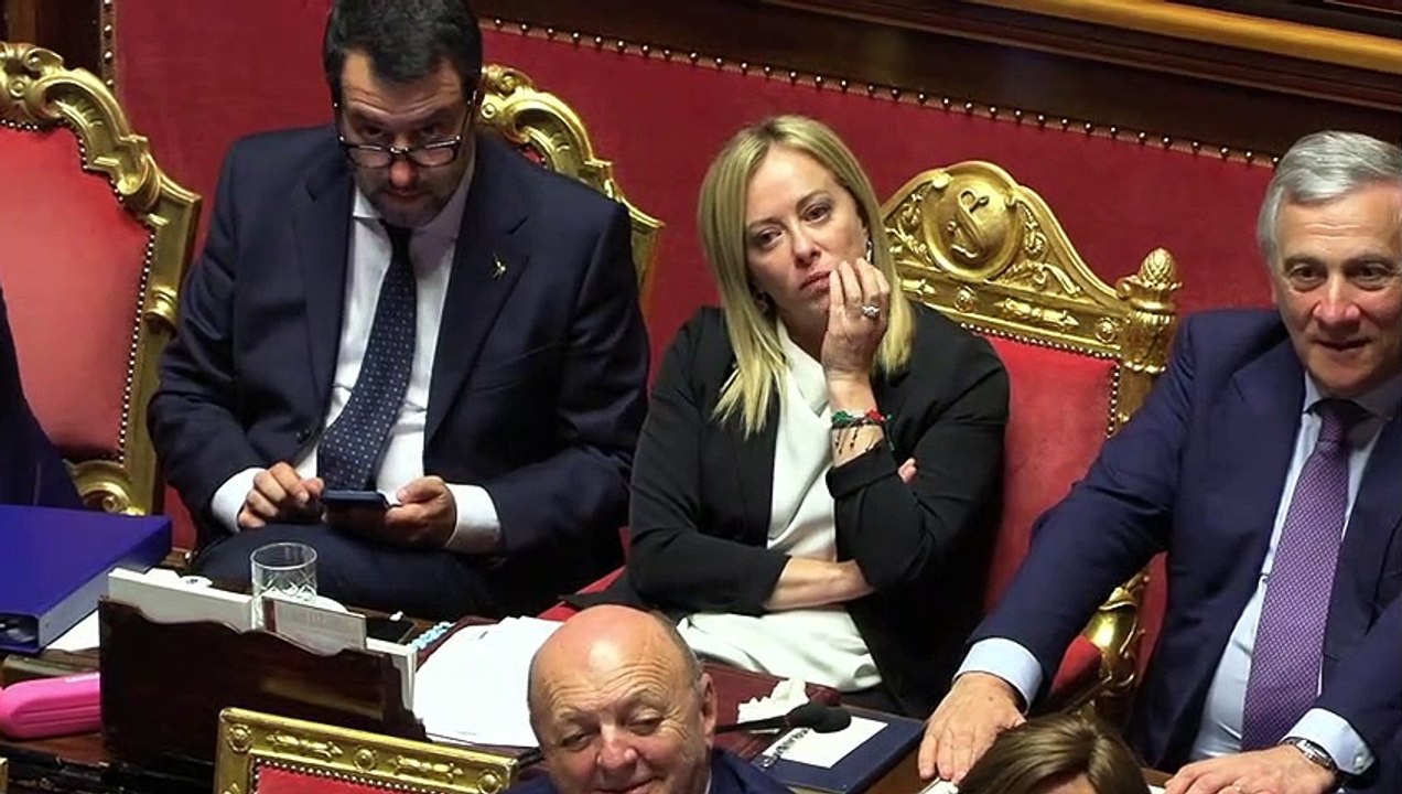 Renzi fa ironia sul Pd: risate e applausi nel g...