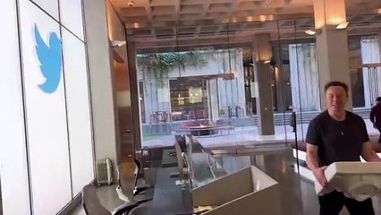 Elon Musk Twitter binasına elinde lavaboyla girdi