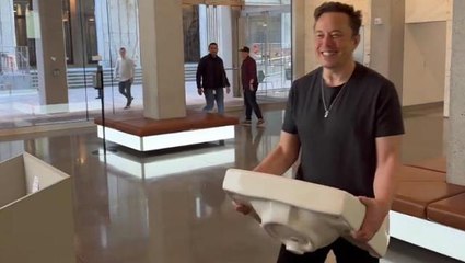 Her yaptığı ayrı bir olay! Elon Musk Twitter'ın binasına elinde lavaboyla girdi