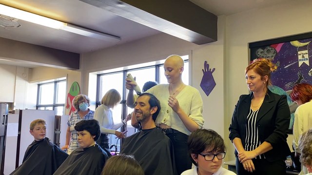 Félycia rase la tête de son père (Le Reflet - Audrey Leduc-Brodeur)