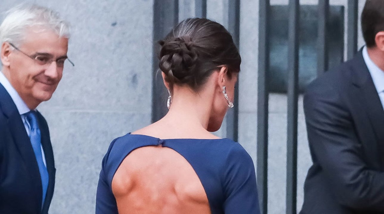 Königin Letizia richtig freizügig: Komplett rückenfrei unterwegs